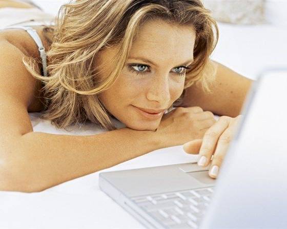 pc computer donna letto flirt virtuale chat 650x447