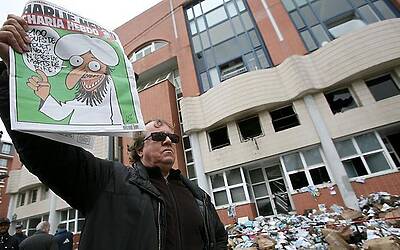 Attaccato il settimanale satirico CHARLIE HEBDO