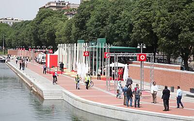 Temporary Store Vodafone Darsena