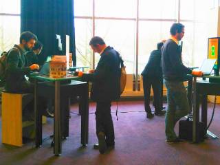 Rischioso caricare uno smartphone in aeroporto o al bar secondo Kaspersky Lab