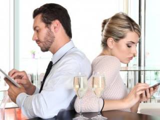 Lossessione da connessione continua colpisce gli italiani