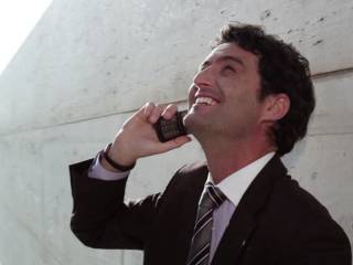 Uomini isterici per il cellulare