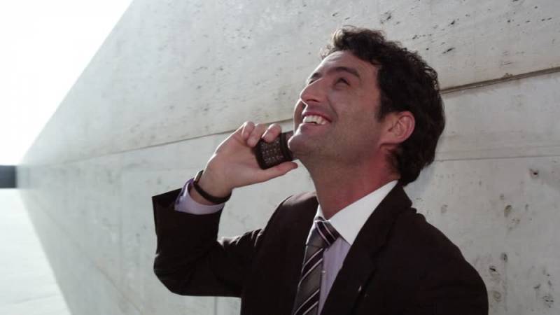 Uomini isterici per il cellulare