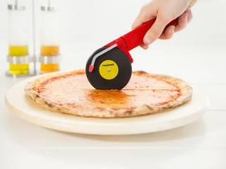 Cucinare la pizza utilizzando i migliori accessori scontati su Amazon