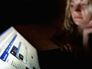 gli italiani vorrbbero abbandonare i social media ma hanno paura