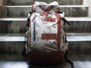 indossando il migliore zaino Vans