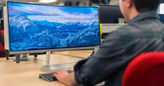 Divertiti giocando con i monitor gaming più economici e performanti del mercato samsung cf791 monitor hero 695x365 - Divertiti giocando con i monitor gaming più economici e performanti del mercato