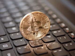 Facebook protegge gli utenti dalle truffe sui Bitcoin