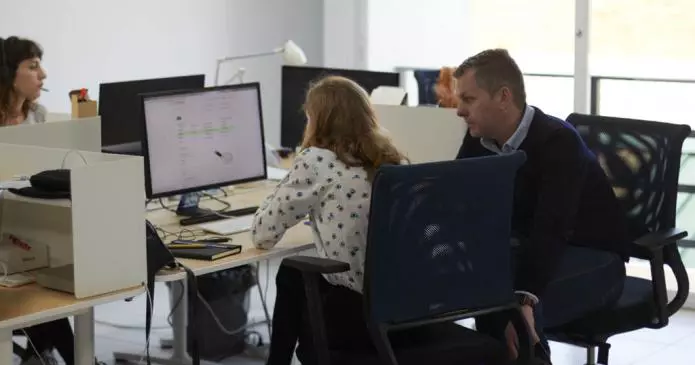 Mercati finanziari: gli investitori non professionali sono preparati? Personale al lavoro 695x365 - Mercati finanziari: gli investitori non professionali sono preparati?