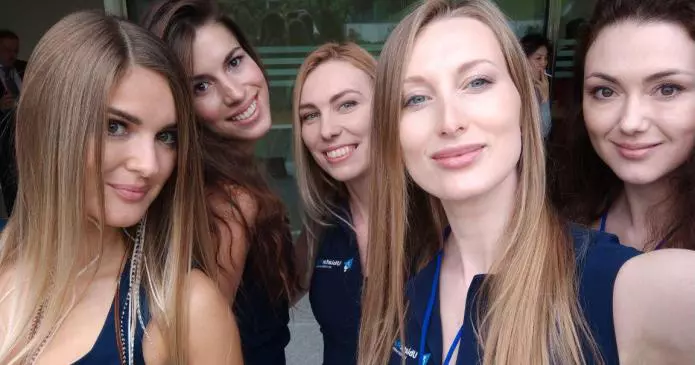 UbiatarPlay World Expo 2018 Lugano hostess usar  695x365 - UbiatarPlay World Expo 2018: a Lugano il debutto mondiale dell'ecosistema&nbsp;Ubiatar #beeverywhere1-0