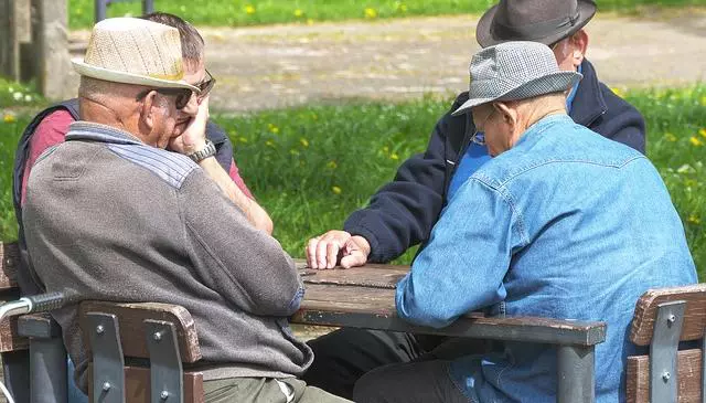 pensioners 3347948 640 640x365 - Vedere gli amici tutti i giorni? Una ricerca ci d&agrave; la risposta