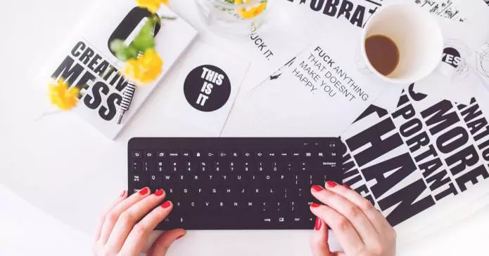 red hands woman creative 695x365 - La "gamification" dell'Ippocastano. Engaging stories e business game