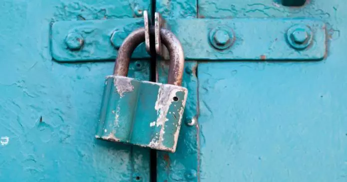 Door lock 760x400 695x365 - ICO scam: la SEC ottiene l'ordine per congelare gli asset di Plexcoin