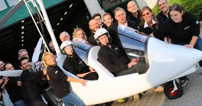 Innovazione: Magni Gyro fa volare in Kenya gli “angeli degli elefanti” autogirofoto 695x365 - Innovazione: Magni Gyro fa volare in Kenya gli “angeli degli elefanti”