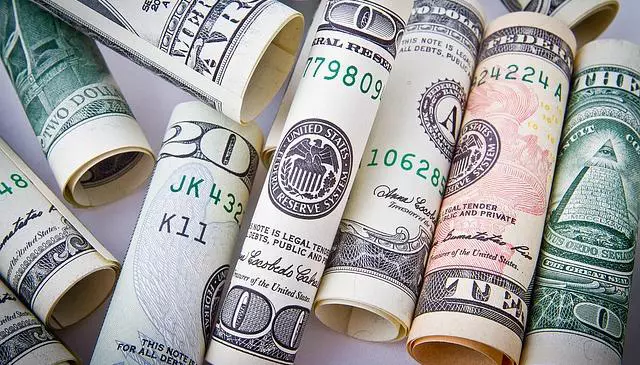 dollar 1362244 640 640x365 - Aumenta il rischio del debito pubblico USA?