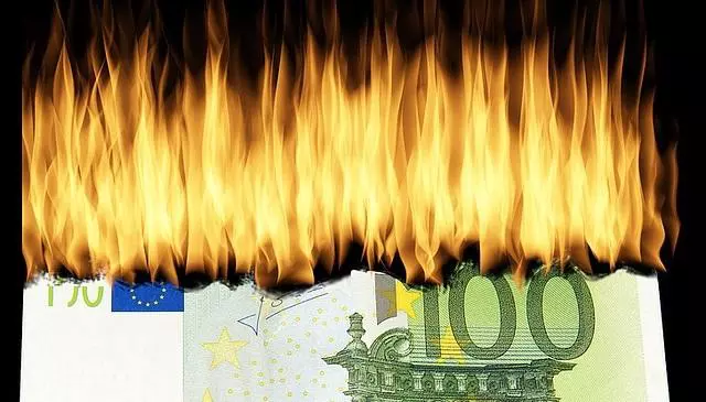 Non performing loans, in Italia un mercato da 72 miliardi burn money 1463224 640 640x365 - Non performing loans, in Italia un mercato da 72 miliardi