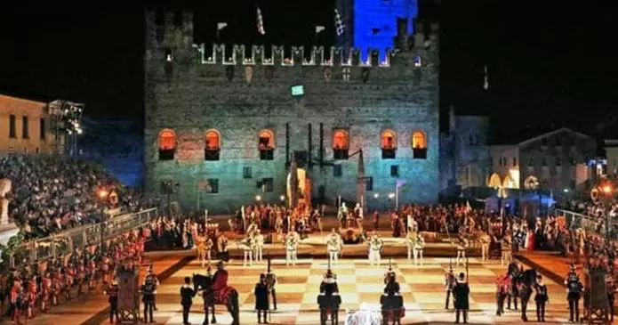 partita a scacchi marostica colorata 2 695x365 - Marostica. La "partita a scacchi" eccellenza italiana