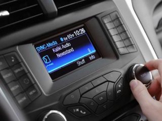 Leggere alla guida non vietato