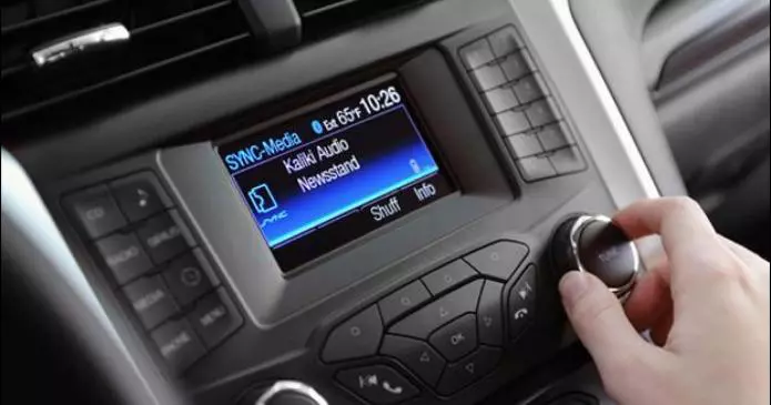 Leggere alla guida non vietato 695x365 - Leggere alla guida non &egrave; pi&ugrave; vietato? Adesso si pu&ograve;.