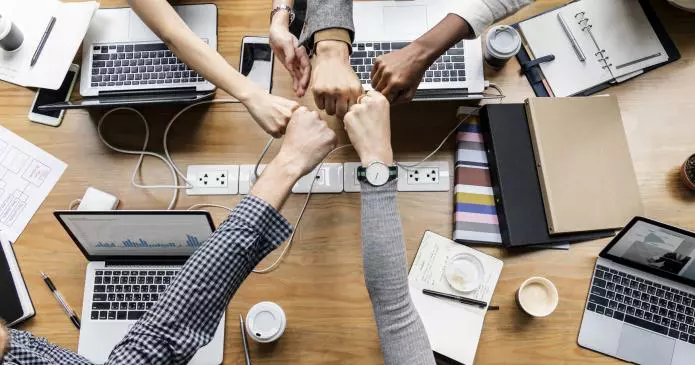 Lavoratori agili Ecco i consigli per diventare smart workers 695x365 - Lavoratori agili? Ecco a voi i consigli per diventare smart workers.