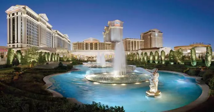 caesars palace 01 695x365 - Il Caesars Bluewaters di Dubai ora usa la blockchain per lo staff