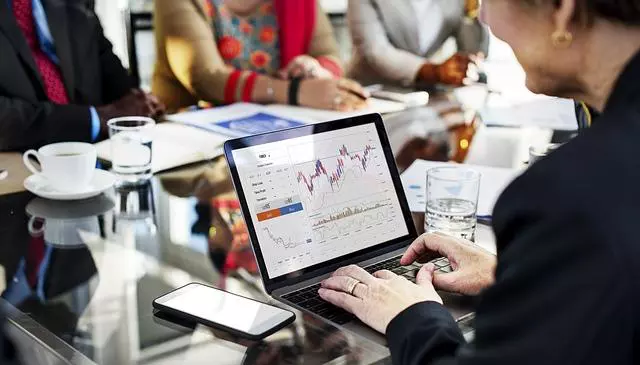 adult 3980658 640 640x365 - Lixi Invest. Come creare un piano di investimento in 10 minuti