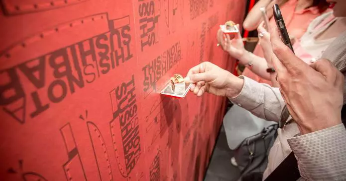 “This is not a sushi bar”: piatti gratis in cambio di un post su Instagram thisisnotasushibar 695x365 - “This is not a sushi bar”: piatti gratis in cambio di un post su Instagram