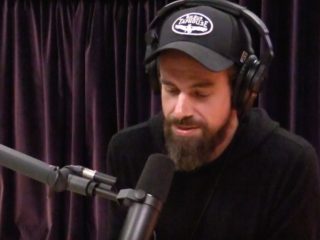 il bitcoin diventa mainstream mentre miss universe riceve la torcia elettrica