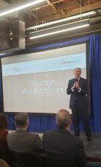 il governatore hutchinson prende in giro larkansas come centro tecnologico al demo day per le ditte startup fintech talkbusiness net