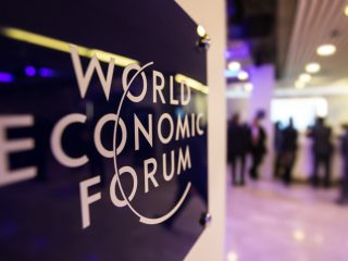 oltre 40 banche centrali stanno prendendo in considerazione le valute blockchain davos report