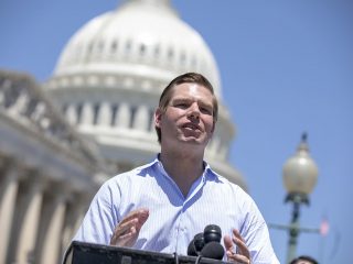 Candidato presidenziale alla casa bianca Eric Swalwell utilizza la Blockchain per la raccolta fondi