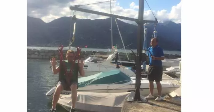 sollevatore2 695x365 - DiversanteLago: sport e disabilità. Il Rotary offre a ragazzi disabili una crociera diurna sul Lago Maggiore