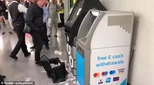 Impazzisce un Bancomat di Bitcoin e sputa banconote in regalo ai passanti