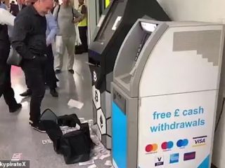 Impazzisce un Bancomat di Bitcoin e sputa banconote in regalo ai passanti