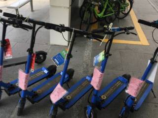 due societa di condivisione di e scooter multate per operare senza patente cna