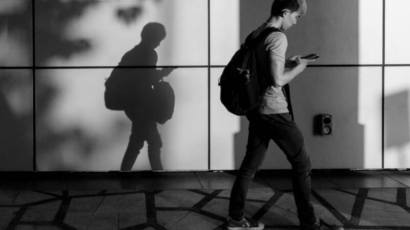 lattacco simjacker puo tenere traccia dei telefoni semplicemente inviando un testo 800x450 - Il Virus che arriva via sms e che trasforma il tuo telefono in una microspia ambientale