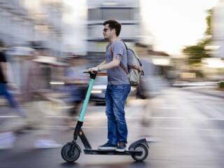 utilizzo degli E scooter con i nuovi problemi e le sue difficili sfide assicurative
