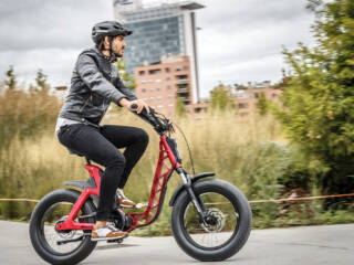 FANTIC MOTOR PRESENTA ISSIMO LA E BIKE COMMUTER TOTALLY GREEN