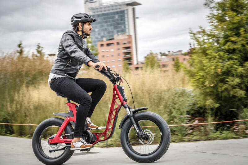 FANTIC MOTOR PRESENTA ISSIMO LA E BIKE COMMUTER TOTALLY GREEN