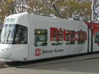 bitcoin suisse sponsorizza il tram targato bitcoin che gira per le strade di zurigo