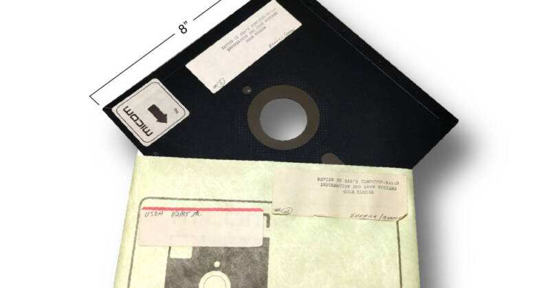 le forze nucleari americane finalmente lasciano cadere lantico sistema di floppy disk da 8 pollici