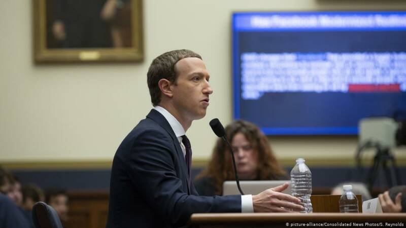 mark zuckerberg grigliato dal congresso degli stati uniti sulla bilancia 800x450 - Mark Zuckerberg letteralmente asfaltato dal Congresso degli Stati Uniti ora rischia grosso