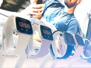 con fitbit google affronta apple nella gara di big tech per renderti piu sano