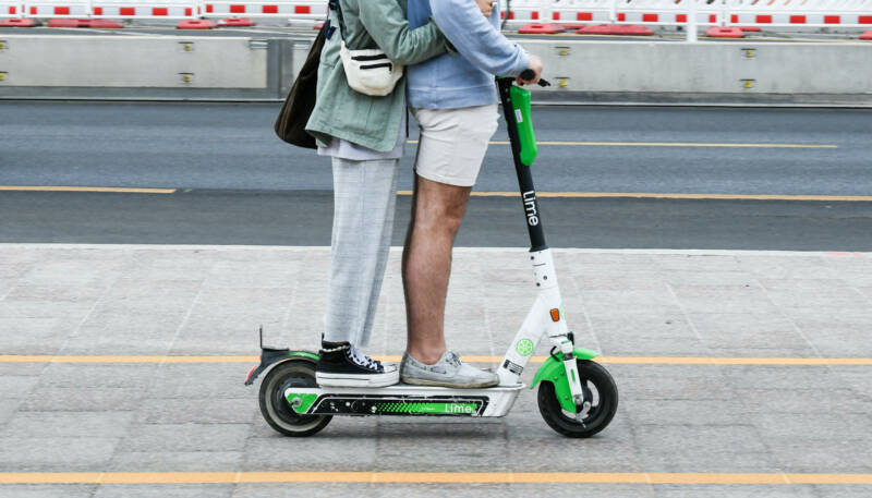 gli scooter elettrici saranno banditi dai marciapiedi di singapore
