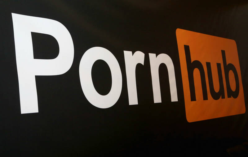 pornhub bannato da paypal accettera pagamenti in bitcoin 800x508 - PornHub bannato da Paypal: il porno favorirà l'adozione globale di Bitcoin?