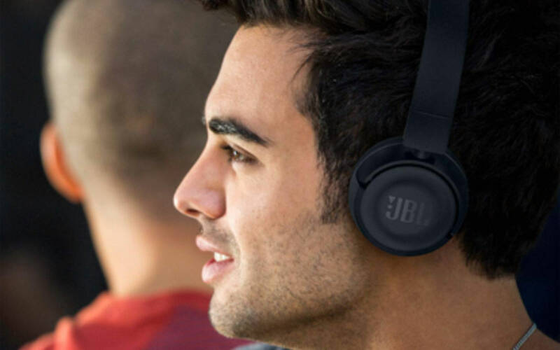 le nuove cuffie a energia solare di jbl con durata della batteria illimitata 800x500 - Le nuove cuffie a energia solare di JBL con durata della batteria illimitata