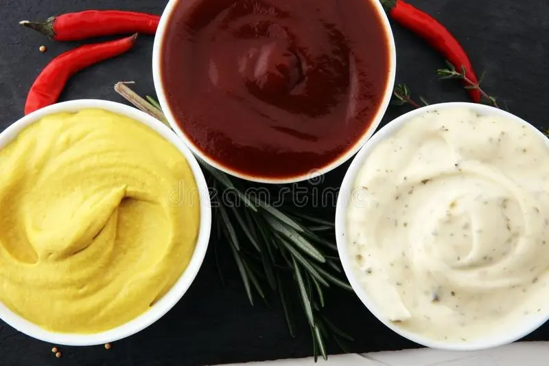 piattini bianchi senape gialla americana 110555130 - Fast food. Panini, tramezzini e toast. Come insaporirli?