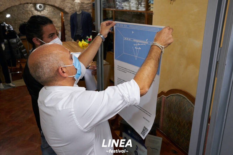 WHITE PAGE GALLERYS IRROMPE NELLO SPAZIO REALE CON LA SUA COLLEZIONE DI OPERE CON TOKEN NFT WhitePageGallery SetUp 800x533 - White Page Gallery/s irrompe nello spazio reale con la sua collezione di Opere con Token NFT