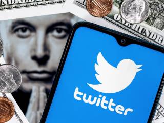 Imma Polese in yacht al Castello delle Cerimonie genera polemiche sui licenziamenti