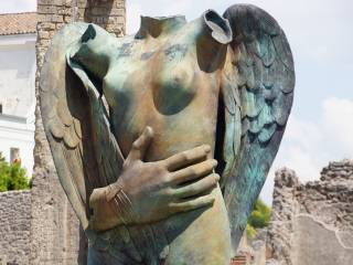 Madonna supporta progetto a Pompei per giovani talenti e sogni di volo